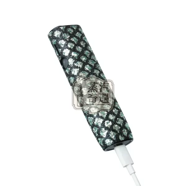 IQOS ILUMA ONE 水晶魚鱗紋保護套綠色款充電特寫