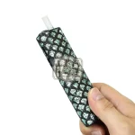 IQOS ILUMA ONE 水晶魚鱗紋保護套綠色款手持特寫