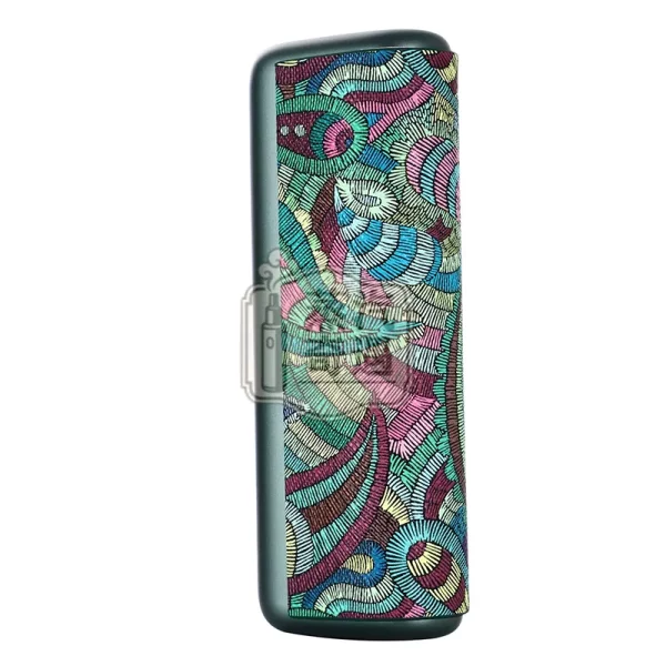 IQOS ILUMA PRIME腰果花紋PU皮革保護套 綠色款裝機特寫