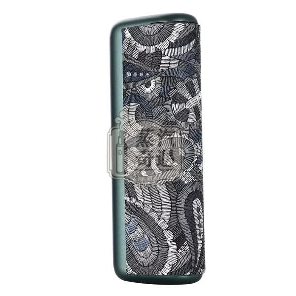 IQOS ILUMA PRIME腰果花紋PU皮革保護套 黑色款裝機特寫