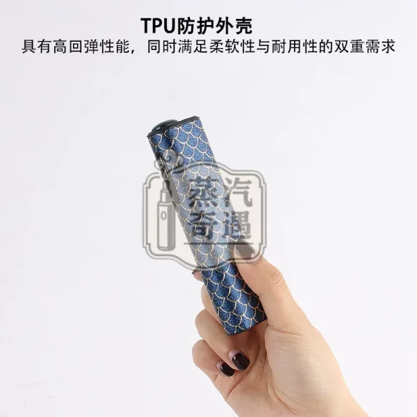 IQOS ILUMA i ONE 魚鱗紋保護套深藍款手持特寫圖