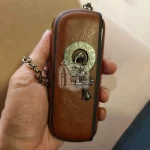 IQOS ILUMA保護套 克羅心掛飾 棕色款手持特寫圖